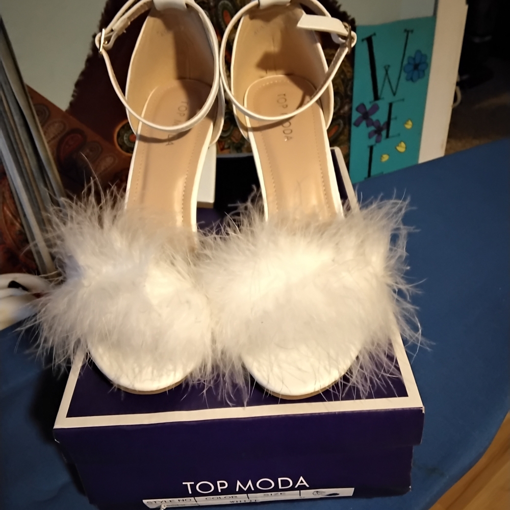 Top Moda White Feathered Women's Sandals